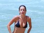 Erika Mader dá ajeitadinha em biquíni pequeno após mergulho em Ipanema