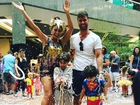 Juliana Paes vai a bloco de Carnaval com o marido e os filhos