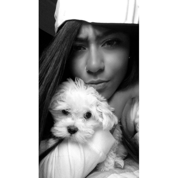 Rafaella Santos posa com cachorrinho (Foto: Instagram/ Reprodução)