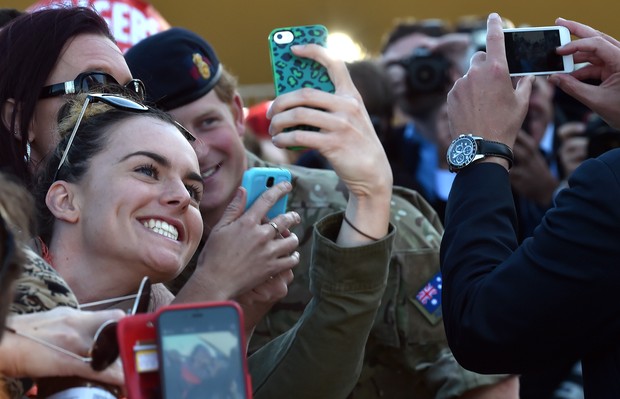Príncipe Harry tira selfie com fãs na Austrália (Foto: AFP PHOTO/Saeed Khan)