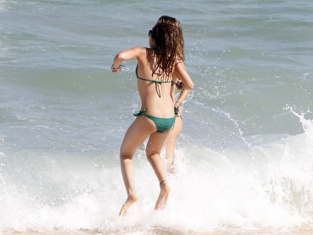 Viviane Miranda, filha de Cibele Dorsa, na praia de Ipanema (Foto: Gil Rodrigues / Foto Rio News)