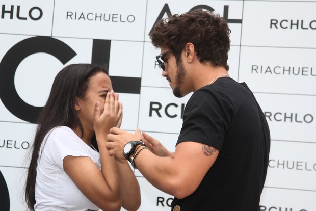 Fã chora ao ver Caio Catro (Foto: Manuela Scarpa/Photo Rio News)