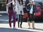 Depois do fim do namoro com Bieber, Selena Gomez passeia com amigas