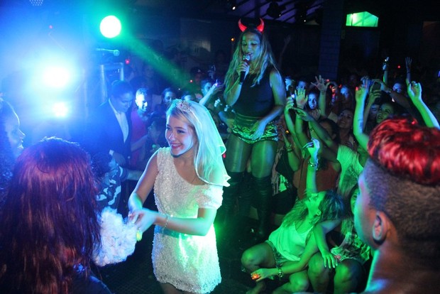 Valesca Popozuda chama noiva ao palco (Foto: Rodrigo dos Anjos/AgNews)