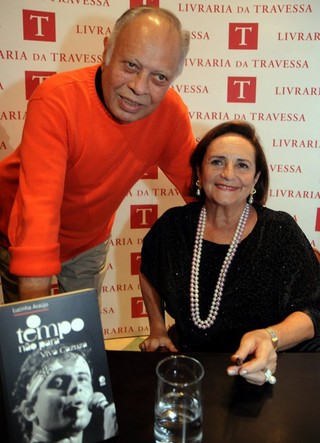 João Araújo e Lucinha no lançamento do livro o tempo não para (Foto: Reprodução / Facebook)