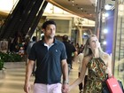 Fred curte tarde de sábado em shopping no Rio com a namorada