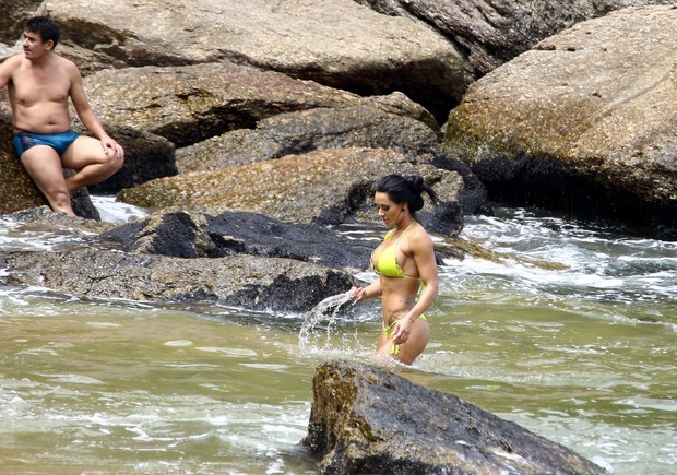 Sue Lasmar mergulha na praia vermelha após ensaio fotográfico (Foto: GABRIEL REIS / AG. NEWS)