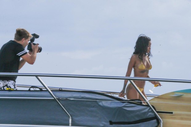 Rihanna fotografa de biquíni durante passeio de iate (Foto: André Freitas e Marcelo de Sá Barreto/Agnews)