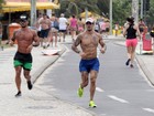 Lucas Lucco mostra gominhos no abdômen durante exercícios no Rio