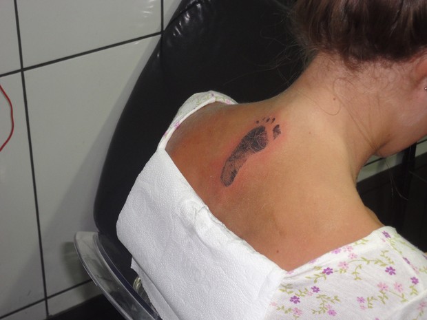 Debby Lagranha faz tatuagem em homenagem à filha (Foto: Carol Duarte/Divulgação)