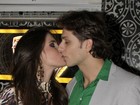 Eliéser celebra 30 anos com festa em São Paulo e ganha beijos de Kamilla