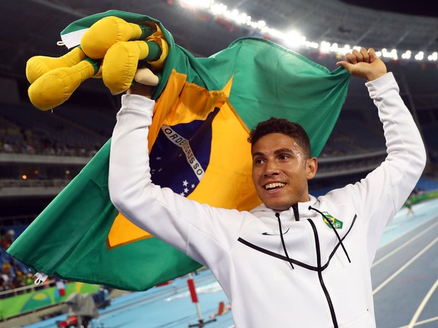 Thiago Braz ganha medalha de ouro no salto com vara no Engenhão, na Zona Norte do Rio (Foto: Kai Pfaffenbach/ Reuters)