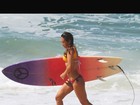 Daniele Suzuki posta foto em dia de surfe: 'Curtindo minha pranchinha'