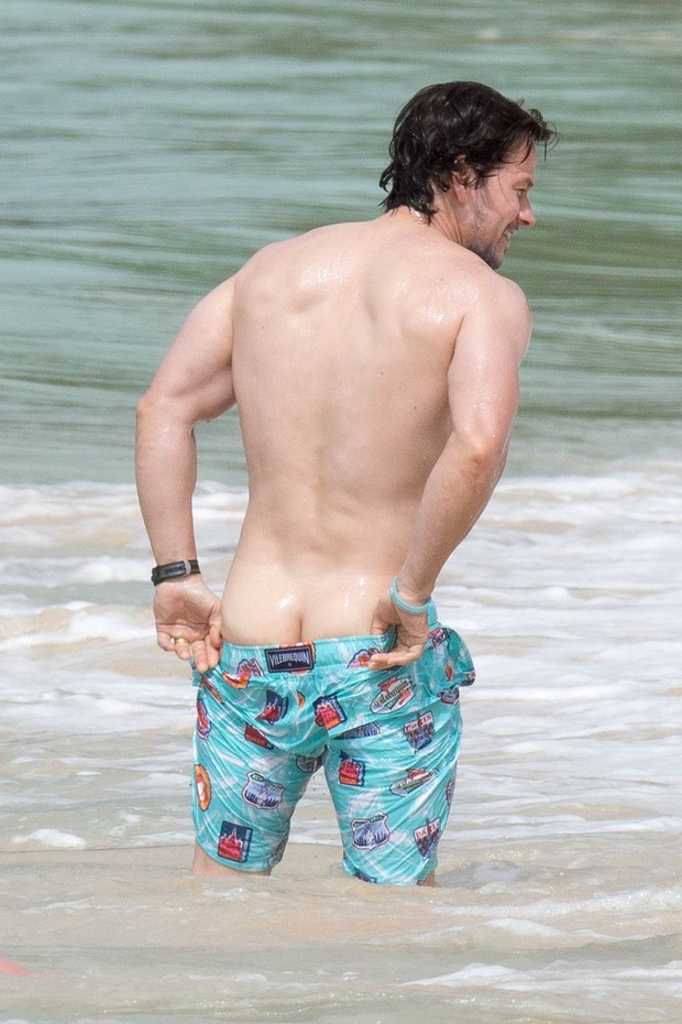 Mark Wahlberg mostra demais em praia em Barbados (Foto: AKM-GSI/ Agência)