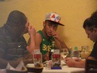Enquanto Marquezine viaja, Neymar come em churrascaria do Rio