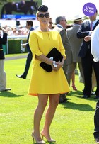 Look do dia: Zara Phillips usa vestido amarelão com acessórios pretos