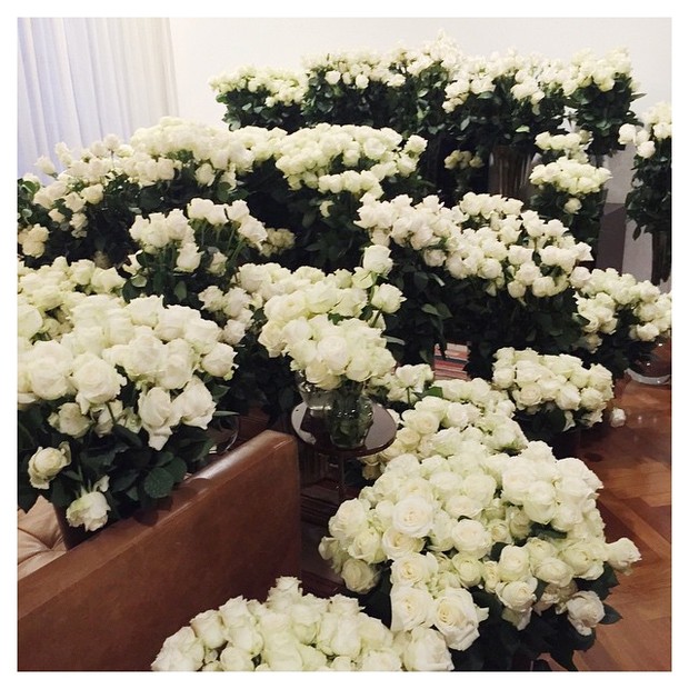 Flores no quarto de hotel de Kim kardashian (Foto: Reprodução/Instagram)