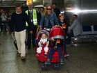 Filho de Angélica e Luciano Huck se esconde de flashes em aeroporto