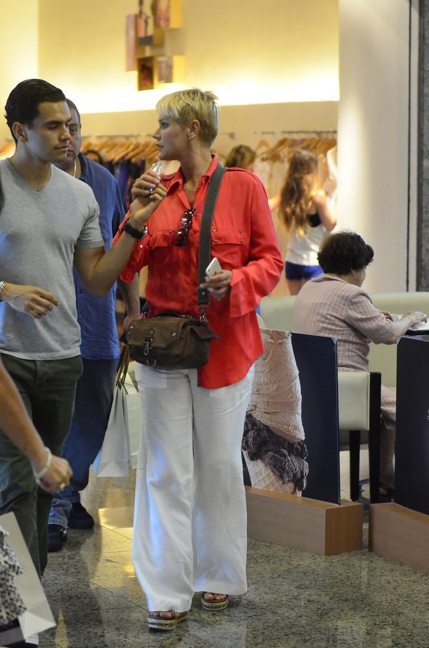Xuxa no shopping (Foto: Henrique Oliveira / AgNews)