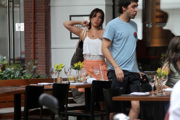 Daniele Suzuki almoça com amigo no Leblon (Foto: Wallace Barbosa / AgNews)