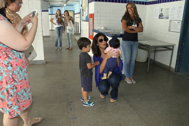 Juliana Paes posa com fãs mirins (Foto: Thyago Andrade / Foto Rio News)