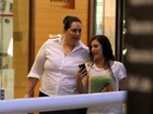 Lívian Aragão vai ao salão de beleza com a mãe