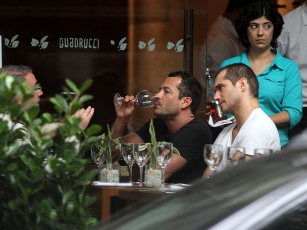Malvino Salvador e Paulo Rocha em restaurante (Foto: André Freitas/AgNews)