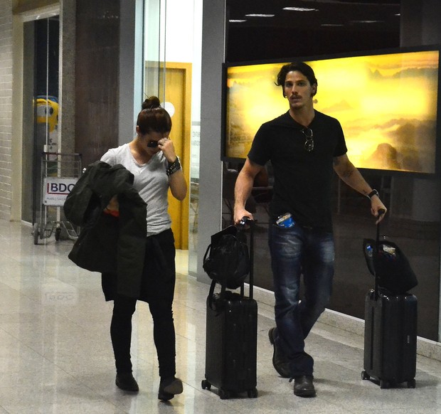 Cleo Pires e Rômulo Neto no aeroporto (Foto: William Oda / AgNews)