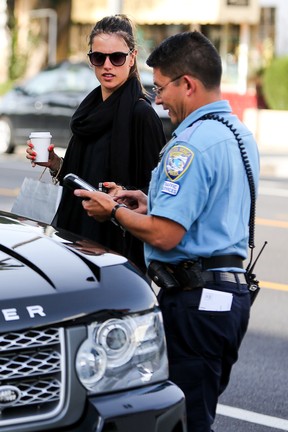 Alessandra Ambrósio é multada por estacionamento irregular em Los Angeles, nos Estados Unidos (Foto: Grosby Group/ Agência)