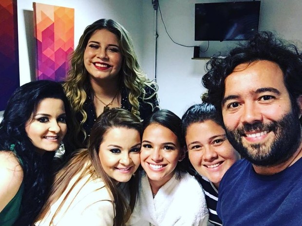 Bruna Marquezine posa com cantoras sertanejas nos bastidores de gravação (Foto: Reprodução/Instagram)