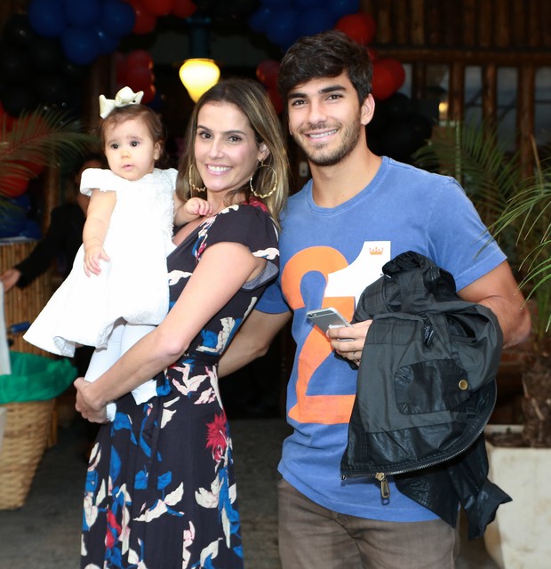 Deborah Secco, Maria Flor e Hugo Moura (Foto: Dilson Silva / Agnews)