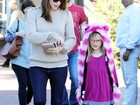 Filha de Jennifer Garner passeia com a mãe com chapéu de gatinho