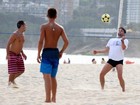 Marcelo Serrado joga futevôlei em praia no Rio de Janeiro