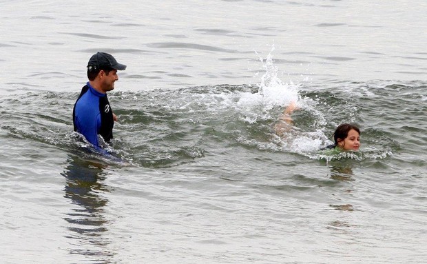 Marcelo Serrado faz stand up paddle com a filha (Foto: André Freitas / AgNews)