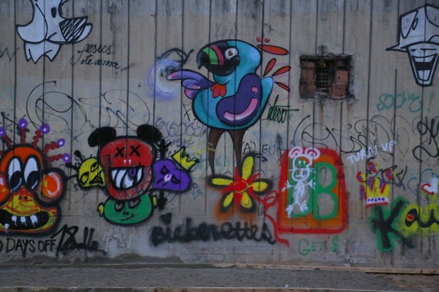 Grafite de Justin Bieber no Rio (Foto: Delson Silva e Gabriel Reis/Agnews)