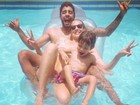 Luana Piovani e Pedro Scooby brincam com o filho na piscina