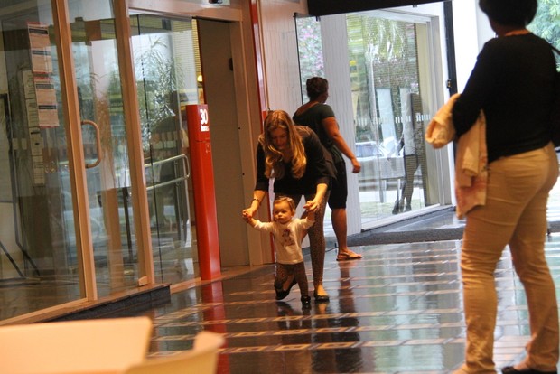Bianca Castanho e família no shopping  (Foto: Daniel Delmiro/Ag. News)