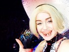 Miley Cyrus usa dentadura estranha e é acusada de imitar Lady Gaga por fã