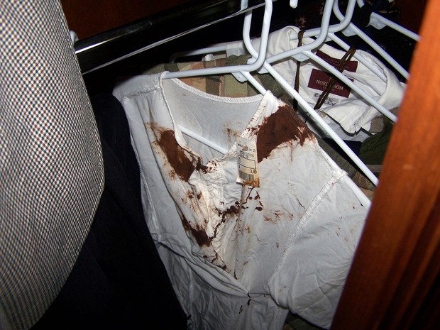 Blusas com marcas de sangue em quarto de Michael Jackson (Foto: Grosby Group)
