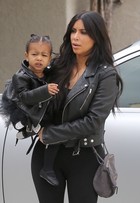 Kim Kardashian combina look com a filha em passeio nos Estados Unidos