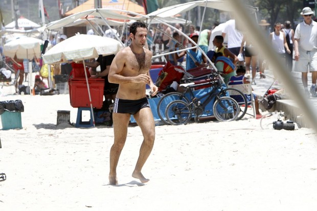 Mouhamed Harfouch na praia (Foto: Gil Rodrigues/Fotorio News)