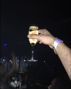 Henrique Muniz brinda com taça de champanhe (Foto: Reprodução/Facebook)