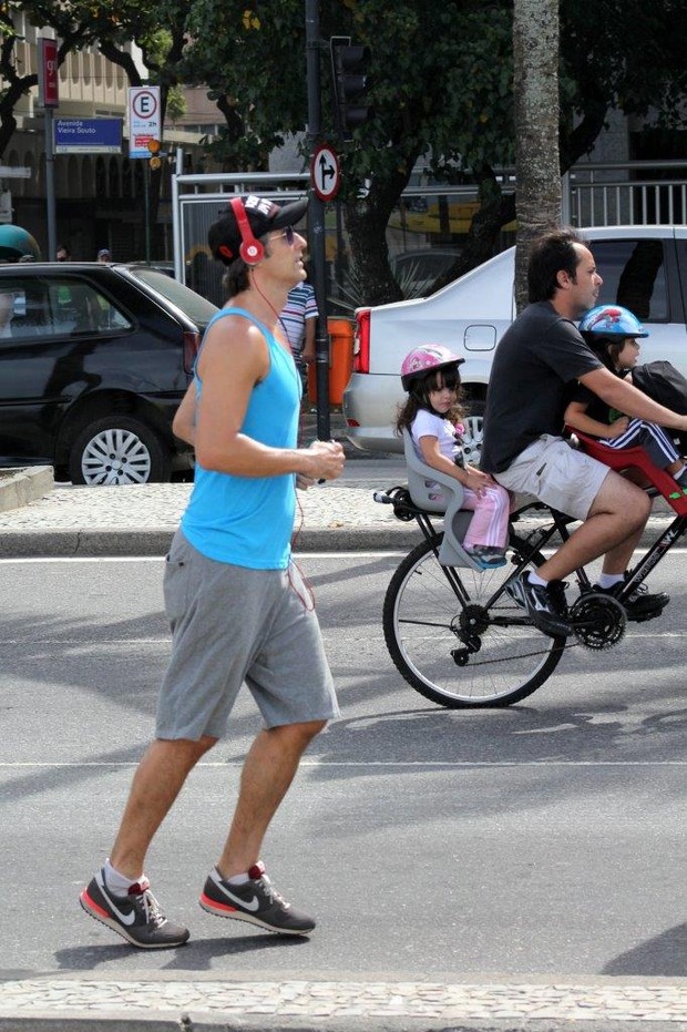 Reynaldo Gianecchini corre na orla (Foto: JC Pereira / AgNews)