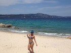 Carla Prata posa de biquíni em praia da Itália