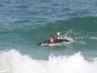 Rômulo Neto surfa em praia da Zona Sul do Rio