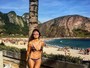 Juliana Knust posa de biquíni e exibe boa forma em praia: 'Oi, 2017'