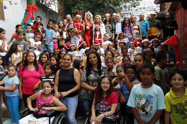 Karina Bacchi vai à festa de natal em ONG (Foto: Paduardo / AgNews)