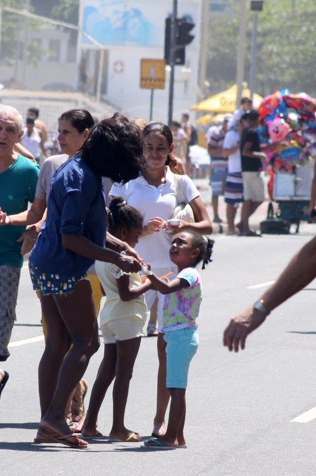 Glória Maria e filhas no Leblon, RJ (Foto: JC Pereira/AgNews)