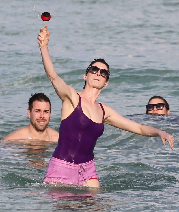 Anne Hathaway em praia em Miami, nos Estados Unidos (Foto: Grosby Group/ Agência)