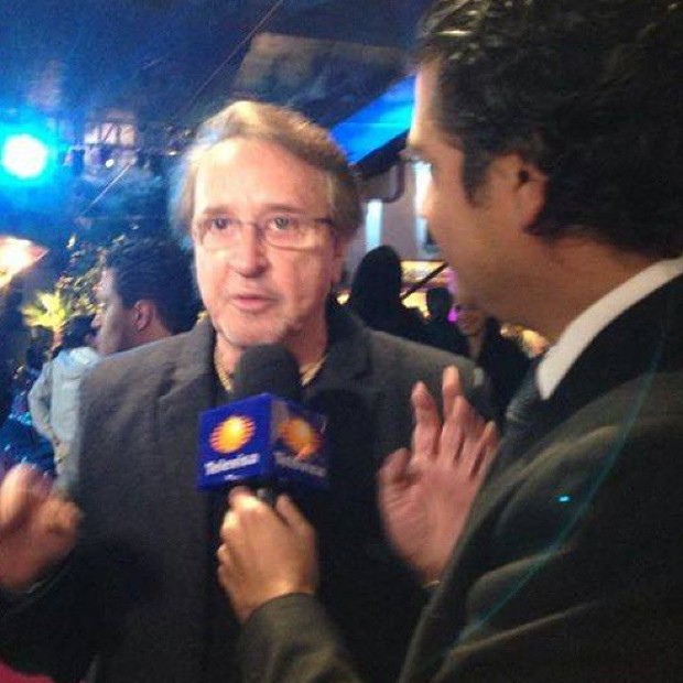 Carlos Villagran dando entrevista para Televisa  (Foto: Reprodução)